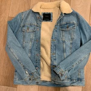 Zara jean jacket. Only worn once and is like new.